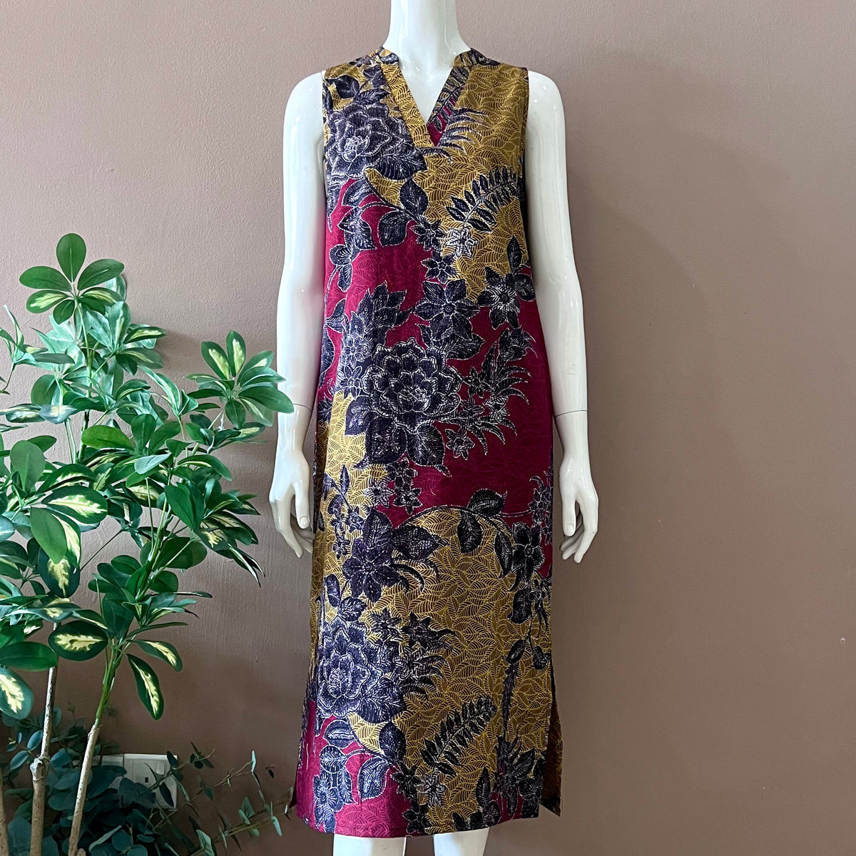 Sleeveless Midi Dress with Mandarin Collar - M