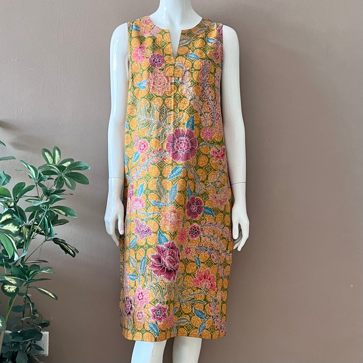 City Classic Sleeveless Batik Dress - M