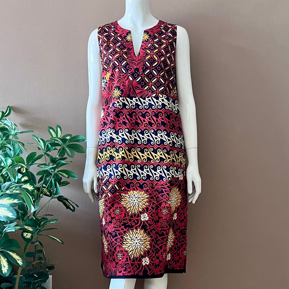 City Classic Sleeveless Batik Dress - L